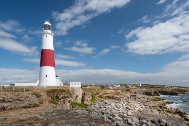 Dorset 'teki Jurassic sahilindeki Portland Bill deniz fenerinin manzara fotoğrafı.