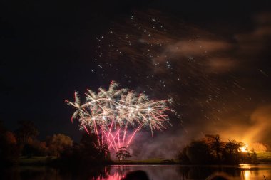 Dorset 'teki Sherborne Şatosu' nda uzun süre havai fişek gösterisi