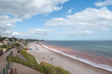 Devon 'daki Budleigh Salterton sahilinin manzara fotoğrafı.