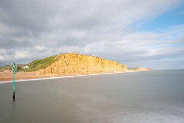 Dorset 'teki Batı Körfezi' nde Doğu Kayalıkları 'nın uzun pozu