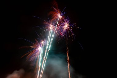 Gökyüzünde uzun süre havai fişek gösterisi.