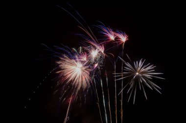 Gökyüzünde uzun süre havai fişek gösterisi.