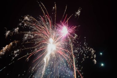 Gökyüzünde uzun süre havai fişek gösterisi.