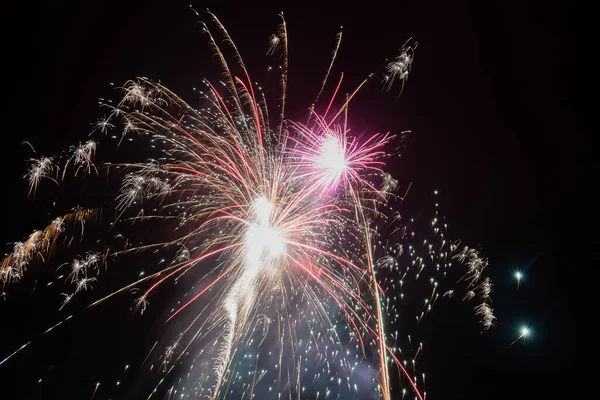 Gökyüzünde uzun süre havai fişek gösterisi.