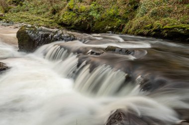 Doğu Lyn nehri üzerinde Exmoor Ulusal Parkı 'ndaki Watersmeet' te uzun süre bir şelale görüldü.