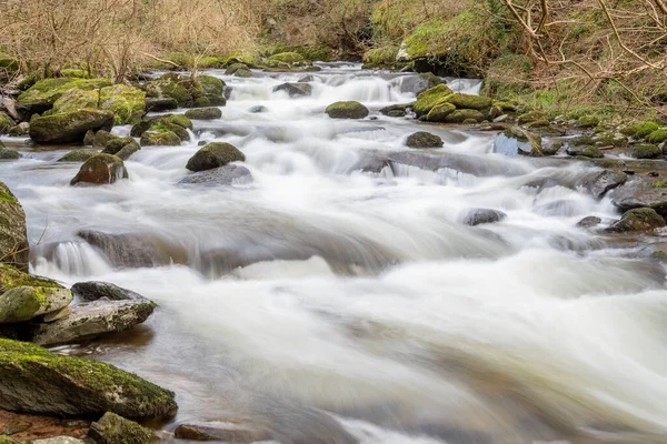 Lång Exponering Floden Rinner Genom Skogen Vid Watersmeet Exmoor Nationalpark — Stockfoto