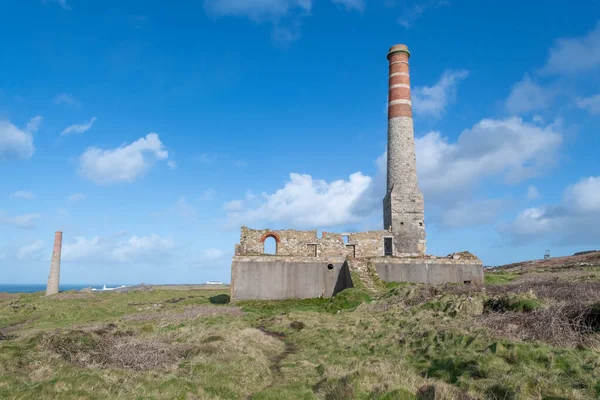 Cornish kadrosundaki madencilik endüstrisinden terk edilmiş bir binanın manzara fotoğrafı.