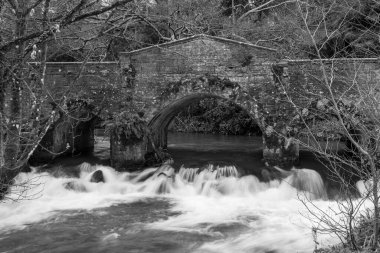 Avill Nehri 'nin Dunster' daki bir köprünün altından uzun süre akması.
