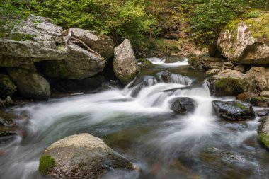 Doğu Lyn nehri üzerinde Exmoor Ulusal Parkı 'ndaki Watersmeet' te uzun süre bir şelale görüldü.