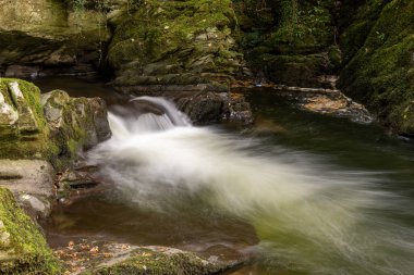 Doğu Lyn nehri üzerinde Exmoor Ulusal Parkı 'ndaki Watersmeet' te uzun süre bir şelale görüldü.
