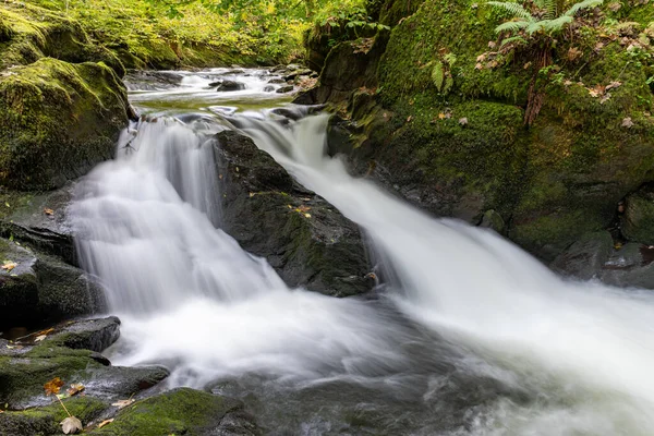 Lång Exponering Ett Vattenfall East Lyn Floden Vid Watersmeet Exmoor — Stockfoto