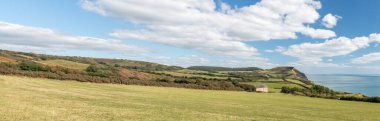 Dorset 'teki Jurassic Sahili' ndeki Altın Kapak dağının panoramik fotoğrafı
