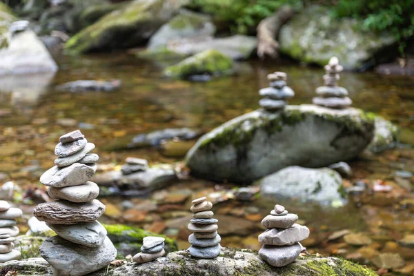 Gros Plan Des Piles Roches Sur Rive Une Rivière Dans — Photo