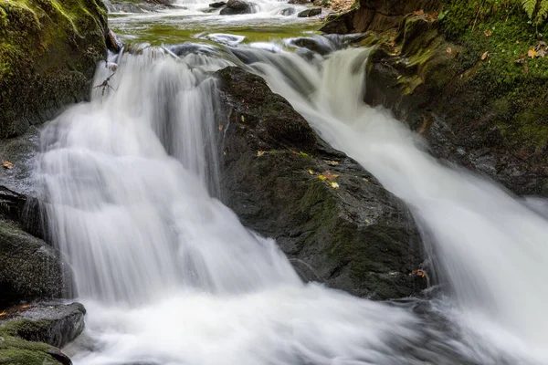 Lång Exponering Ett Vattenfall East Lyn Floden Vid Watersmeet Exmoor — Stockfoto