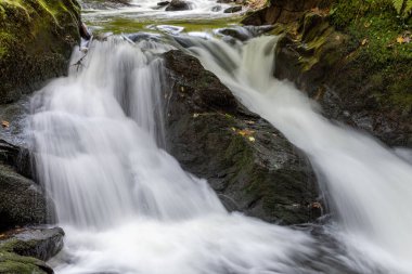 Doğu Lyn nehri üzerinde Exmoor Ulusal Parkı 'ndaki Watersmeet' te uzun süre bir şelale görüldü.