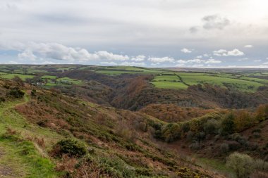 Sonbahar renklerinin Countisbury Tepesi 'nin tepesinden Exmoor Ulusal Parkı' ndaki Watersmeet Vadisi 'ne bakın.
