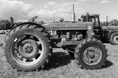 Drayton. Somerset. Birleşik Krallık. 19 Ağustos 2023.A 1964 yılından restore edilmiş Uluslararası B450 Yolsuz Traktör Dünden kalma bir çiftçilik etkinliğinde sergileniyor.