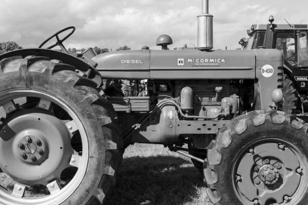 Drayton. Somerset. Birleşik Krallık. 19 Ağustos 2023.A 1964 yılından restore edilmiş Uluslararası B450 Yolsuz Traktör Dünden kalma bir çiftçilik etkinliğinde sergileniyor.