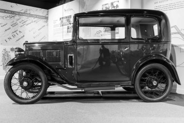 Sparkford. Somerset. Birleşik Krallık. 7 Ocak 2024 A 1934 Austin 7 salonu Somerset Haynes Motor Müzesi 'nde sergileniyor.