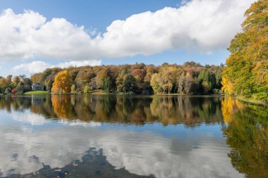 Stourton. Wiltshire. Birleşik Krallık. 26 Ekim 2024. Wiltshire 'daki Stourhead Bahçeleri' ndeki gölün sonbahar renklerinin görüntüsü.