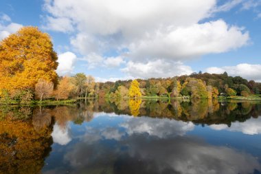 Stourton. Wiltshire. Birleşik Krallık. 26 Ekim 2024. Wiltshire 'daki Stourhead Bahçeleri' ndeki gölün sonbahar renklerinin görüntüsü.