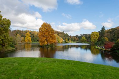 Stourton. Wiltshire. Birleşik Krallık. 26 Ekim 2024. Wiltshire 'daki Stourhead Bahçeleri' ndeki gölün sonbahar renklerinin görüntüsü.