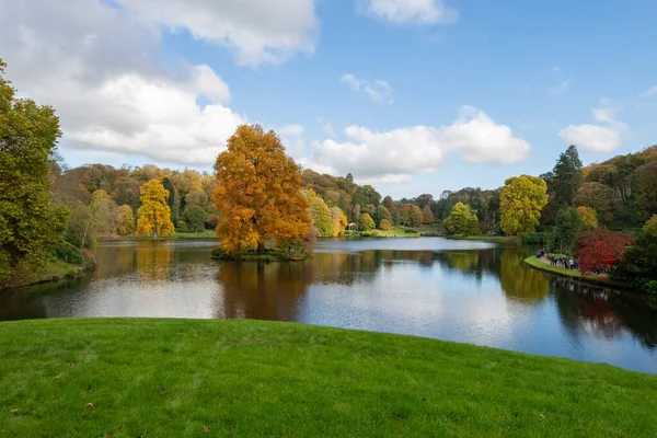 Stourton. Wiltshire. Birleşik Krallık. 26 Ekim 2024. Wiltshire 'daki Stourhead Bahçeleri' ndeki gölün sonbahar renklerinin görüntüsü.