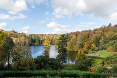 Stourton. Wiltshire. Birleşik Krallık. 26 Ekim 2024. Stourhead Gardens 'taki sonbahar renklerinin yüksek açı görüntüsü.