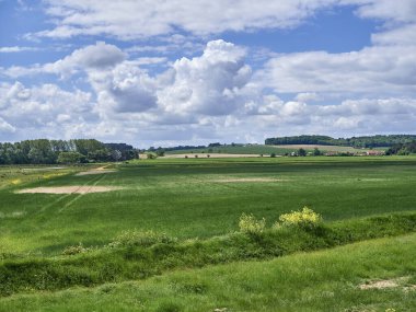 Rüzgar pompası görüntüsü Deepdale Bataklığı 'ndan Norfolk Sahili' ndeki Masrh Barn 'a kadar. Rüzgar gücüyle çalışan bir pompa görülebilir..