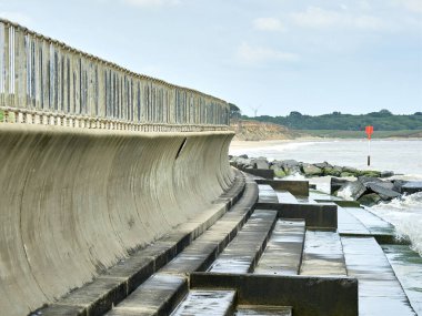 Çukur Deniz Duvarı 'nın tepesinde zemin ve el ray bariyeri var..     