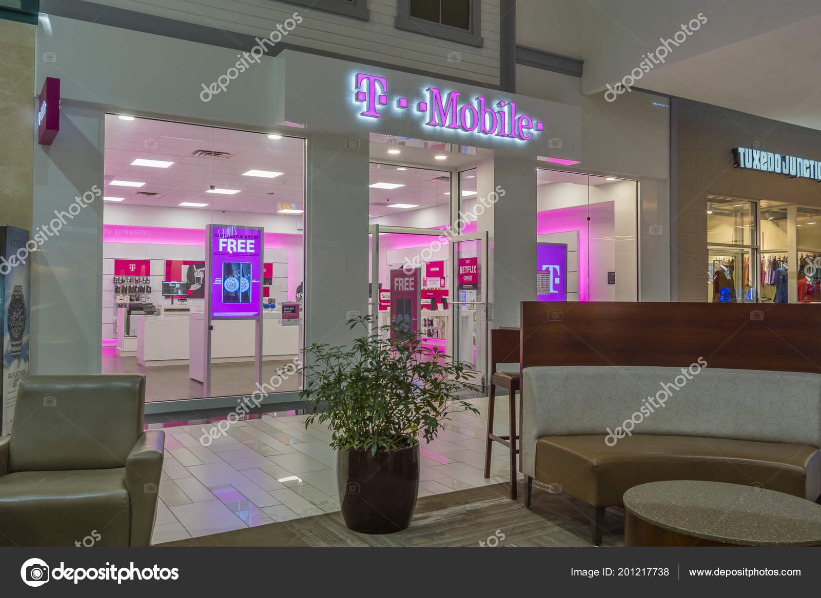 Utica New York Usa June 2018 Mobile Cellular Operator Shop Stock