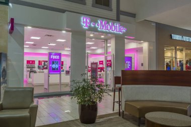 Utica, New York, Amerika Birleşik Devletleri - 23 Haziran 2018: T-Mobile hücresel operatör dükkanı Sangertown alışveriş merkezi yeni Hartford, New York'ta.