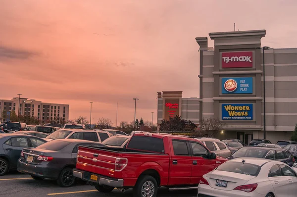 Syracuse, New York-Kasım 04, 2017: kader ABD, daha önce 1990-2012 Carousel merkezi olarak bilinen bir altı katlı süper bölgesel alışveriş ve eğlence kompleksi shore Onondaga Gölü olduğunu.