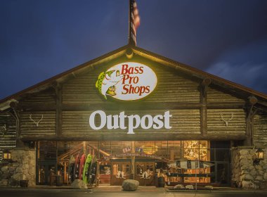 Utica, New York, ABD - 3 Eylül 2018: Bass Pro dükkan dış işareti ve logosu gece boyunca. Bass Pro dükkan bir perakendeci avcılık, balıkçılık, kamp ve ilgili açık mal olduğunu.
