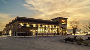 Utica, Ny - 04 Aralık 2018: Bir Moe'nun güneybatı Izgara Restoran gece yaktı. Moe's A hızlı yemek Meksika gıda 2016 itibaren 40 Birleşik Devletleri üzerinde 680 yerlerle restorandır.