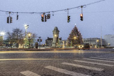 Şehir merkezindeki Syracuse, New York, Clinton ile Noel ağacı kar yağışı sırasında kare bir gece görünümünü yaktı