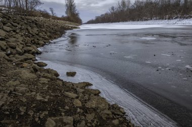 Marcy, New York güneş battıktan sonra dondurulmuş Mohawk Nehri