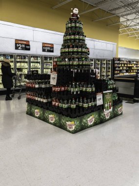 Utica, New York - 03 Aralık 2017: Noel ağacı Kanada kuru içki şişede Walmart 710 Horatio St, Utica, New York at bulunan Supercenter oluşan.