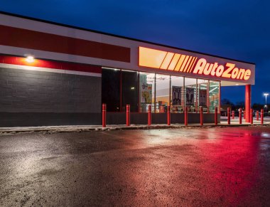 İkinci en büyük satış sonrası otomotiv parçaları ve aksesuarları perakendeci Amerika Birleşik Devletleri'nde Autozone Yorkville, New York - 21 Şubat 2018: gece manzarası. 315 B Oriskany Blvd, Yorkville, Ny 13495 üzerinde bulunan.