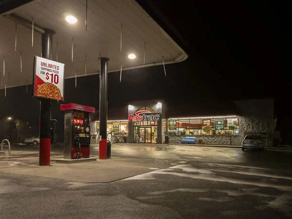 Marcy, New York - 24 Şubat 2019: Fastrac benzin istasyonu bir yağmur fırtına sırasında. Fastrac marketler şehir dışında New York bölgesinde bir market markadır. Şirket uzun ve katlı miras ile üç şirket birleşmesi ile kuruldu.