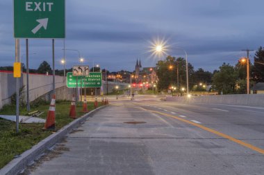 Utica şehir sokaklarını Utica, New York - Eyl 30, 2018: gece atış işareti ve ampul arka plan ile.