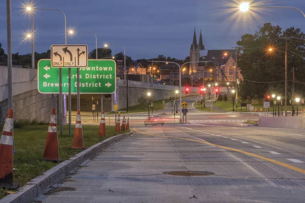 Utica şehir sokaklarını Utica, New York - Eyl 30, 2018: gece atış işareti ve ampul arka plan ile.