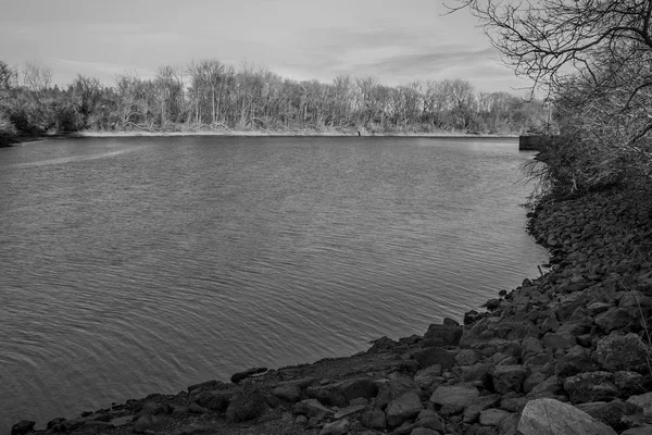 Veduta in bianco e nero del fiume Mohawk a Utica, New York — Foto Stock