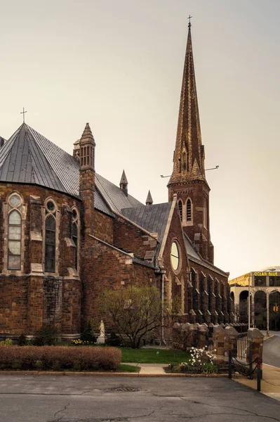 UTICA, NUEVA YORK - 22 DE ABR DE 2019: Vista de la Iglesia Episcopal Grace, ubicada en 193 Genesee Street en Utica, NY 13501 . — Foto de Stock