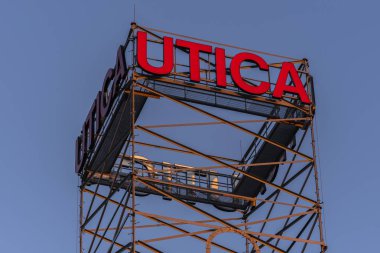 Kırmızı Utica İşaretli Utica Şehir Kulesi Resmi.