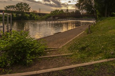 Bellamy Harbor Park Mohawk Nehri üzerinde insan yapımı Şelale, Roma, New York (geniş açı)