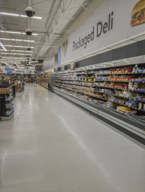 Utica, New York - 03 Eylül 2019: Utica, Ny Walmart Supercenter Iç görünümü.