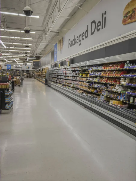 Utica, New York-sep 03, 2019: interieur weergave van Walmart Super Center in Utica, NY. — Stockfoto