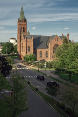 Roma, New York, - Eyl 05, 2019: Fort Stanwix çatıdan Aziz Petrus Kilisesi Arial Görünümü, 105 E Liberty St, Roma, Ny 13440 bulunan bir Roma Katolik kilisesidir.