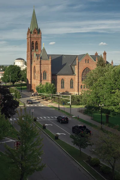 ROMA, NUEVA YORK, - SEP 05, 2019: Vista Arial de la Iglesia de San Pedro desde el techo de Fort Stanwix, es una iglesia católica ubicada en 105 E Liberty St, Rome, NY 13440 . — Foto de Stock